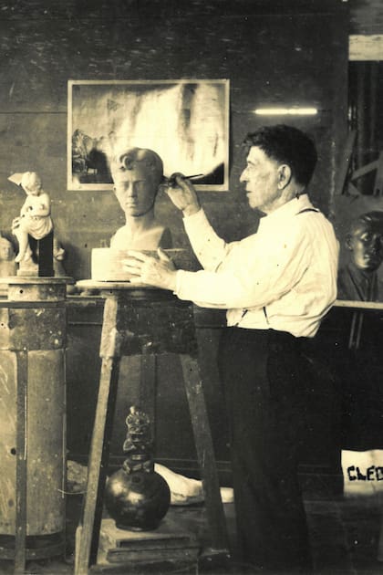 En el taller, Gabriel Dubois y su hijo Emilio.