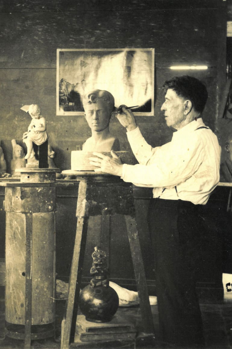 En el taller, Gabriel Dubois y su hijo Emilio.