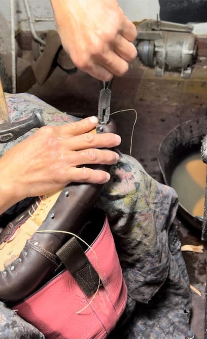 En el taller hay sólo una máquina de coser, el resto se hace absolutamente a mano.