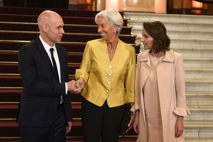 En el teatro Colón,Christine Lagarde, de chaqueta de seda dorada, con los anfitriones de la ciudad. Bárbara Diez fue por un conjunto monocromático pastel