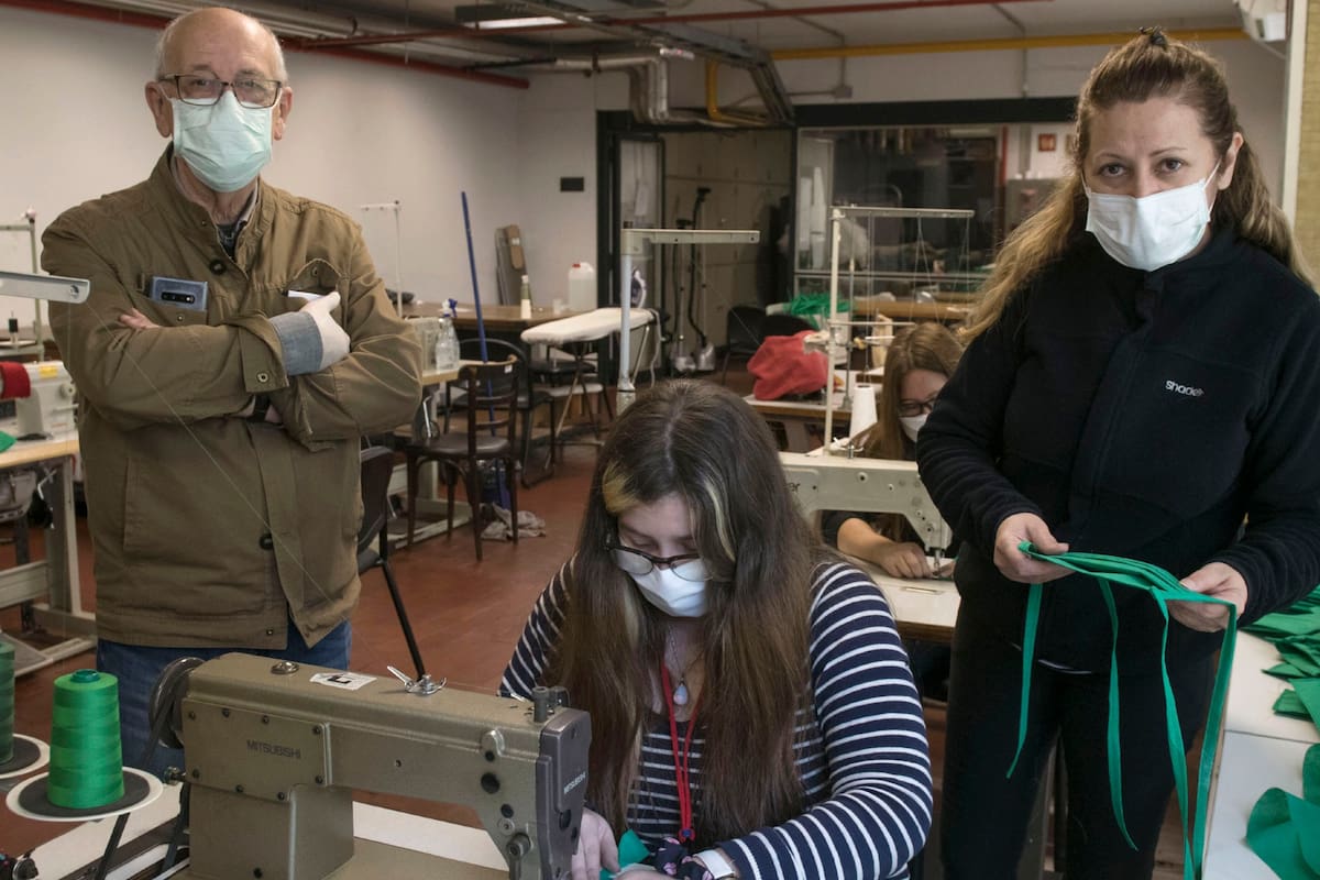 En el Teatro Colón, el equipo de sastrería colabora en la confección de barbijos