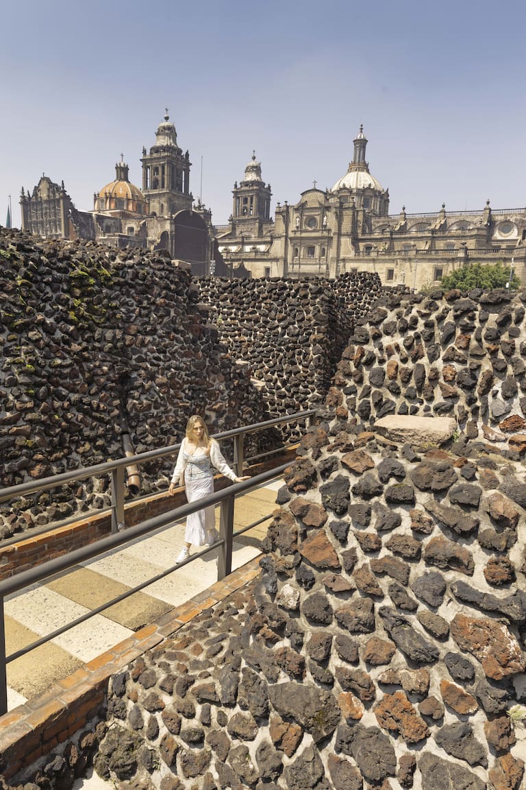 En el Templo Mayor, la superposición de los restos de la antigua Tenochtitlán con la ciudad colonial.