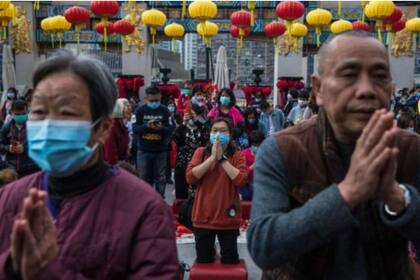 En el templo Wong Tai Sin de Hong Kong, las personas recibieron el Año Nuevo Lunar con medidas de precaución