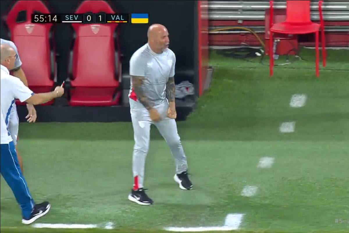 En el tenso 1-1 entre Sevilla y Valencia por la liga de España, Jorge Sampaoli festeja eufórica y provocativamente un gol de Rafa Mir... que no será validado.