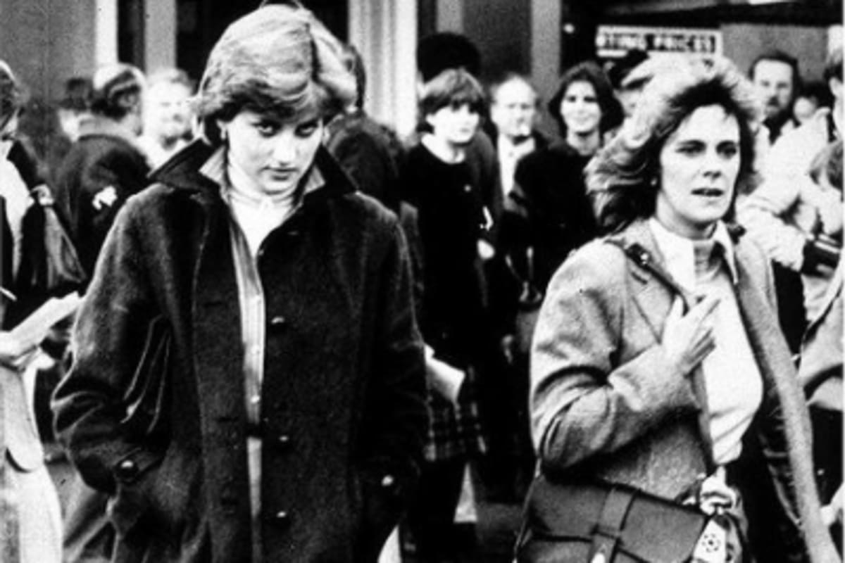 En el tercer episodio de The Crown, las dos mujeres se reúnen a almorzar. Si bien la serie muestra el encuentro como algo poco frecuente, Diana y Camilla eran amigas desde antes del compromiso con Charles y nunca dejó de ser su amante
