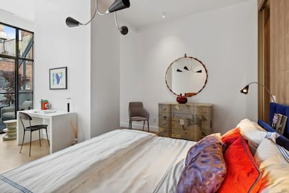En el tercer nivel, dos suites de un dormitorio más grande disfrutan de vestidores y terrazas privadas.