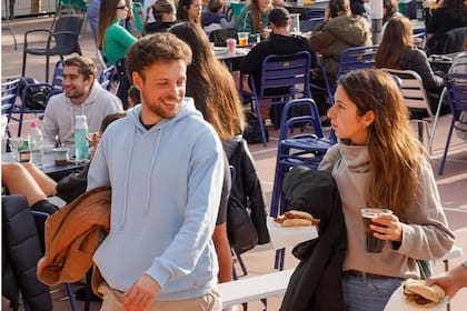 En el tercer tiempo de La Masía hay choripán, bondiola y colita de cuadril, además de cerveza, fernet y mate