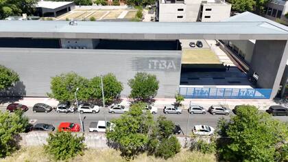 En el terreno funciona una de las sedes del ITBA, tiene tres edificios, uno de ellos con una superficie cubierta de 7000 m2