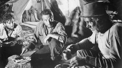 En El tesoro de la Sierra Mdre, Tim Holt, Humphrey Bogart y Walter Huston interpretan a tres buscavidas en plena fiebre del oro en los años 20 del siglo XX