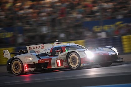 En el Toyota número 7, José María "Pechito" López inicia su actividad en la pista al caer la noche en ensayos para las 24 Horas de Le Mans; la mítica carrera del Mundial de Resistencia tendrá lugar este sábado y este domingo