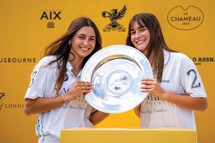 En el tradicional Cowdray Park Polo Club, en Midhurst, las hermanas ganaron el British Ladies Open Championship. En Argentina, Mia tiene 10 de handicap femenino, y Myla (con flequillo), 4