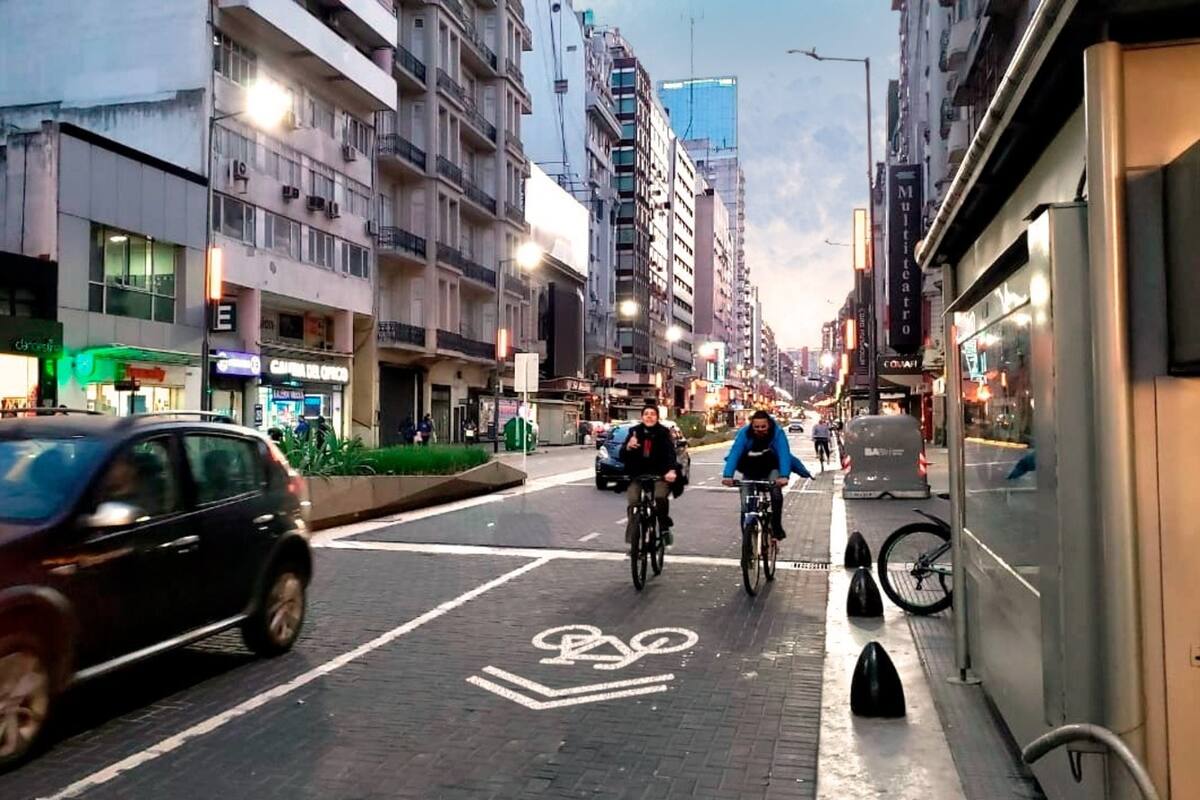 En el tramo donde Corrientes se hace peatonal, habrá un área de convivencia de autos y bicicletas