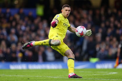 En el tramo final de la Premier League, Emiliano "Dibu" Martínez estará en el arco de Aston Villa ante el necesitado Chelsea de Mauricio Pochettino.