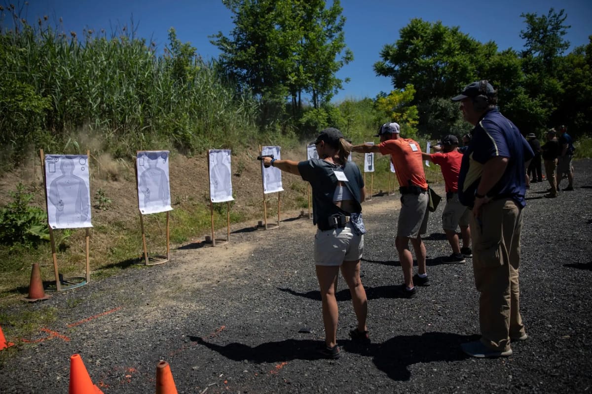 En el transcurso de tres días, los empleados de la escuela practicaron disparos, ataron un torniquete y respondieron a simulacros de tiradores activos de ritmo rápido