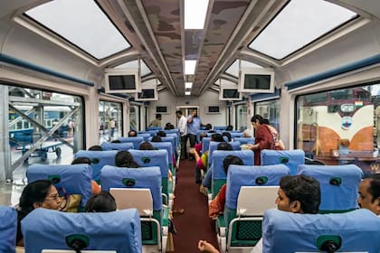 En el Tren Especial Visakhapatnam Kirandul, los viajeros se maravillan con las decenas de túneles que el convoy debe recorrer para llegar a su destino