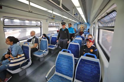 En el tren Mitre la gente viaja sentada, hay controles de los guardias en los vagones