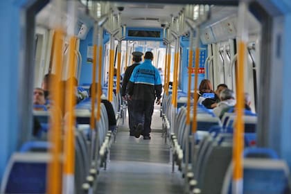 En el tren Mitre la gente viaja sentada, hay controles de los guardias en los vagones