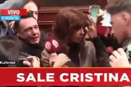 En el tumulto que se armó en la puerta de su casa, la ex presidenta recibió un golpe en la cabeza