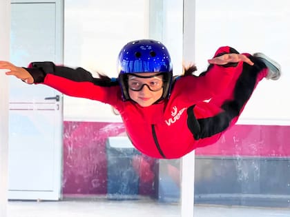 En el túnel del viento los chicos hacen de las suyas bajo la mirada del instructor.
Gentileza Vuela.