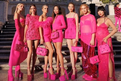 En el último desfile de la marca italiana Valentino, además de los looks en pasarela en los que predominaron tonos rosados, los invitados al desfile llevaron outfits monocromáticos en rosa