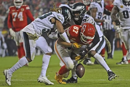 En el último enfrenamiento entre Eagles y Chiefs, el equipo de Philadelhpia se llevó la victoria (Peter Aiken/AP)