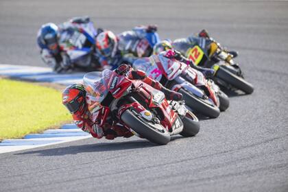 En el último giro en Motegi, Francesco Bagnaia (Ducati) superó a Enea Bastianini (Ducati-Gresini Racing), pero luego se accidentó al intentar el sobrepaso con Fabio Quartararo (Yamaha); con 100 puntos en juego, Pecco deberá descontar 18 para ser campeón