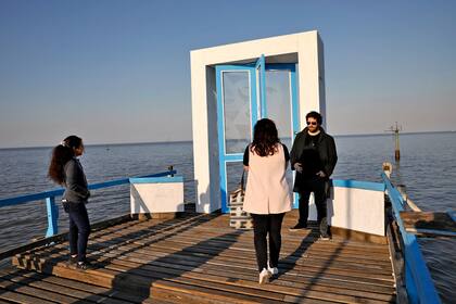 En el último retazo de tierra de cara al Río de la Plata está la obra de Eduardo Basualdo