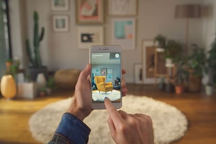 En el último tiempo se popularizaron propuestas como el IKEA Place, que lanzó la cadena sueca IKEA y que permite la visualización de muebles en espacios reales