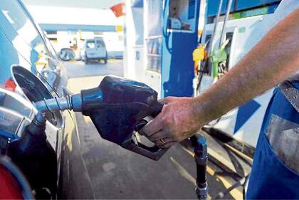 Los aumentos en los combustibles, disparados ahora por ajustes en los impuestos que se le aplican, es uno de los motores de la inflación esperada