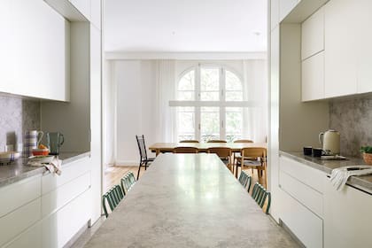 En el uso diario, la cocina goza de toda la luz del espacio socila. La isla suma espacio de guardado y, con dos banquetas altas (El Yeite), ofrece un punto ideal para desayunar o almorzar a la pasada.