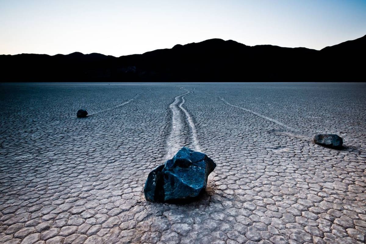 En el Valle de la Muerte, en California, existe un conjunto de rocas que de alguna manera se mueven y dejan tras de sí las huellas de su traslado, un fenómeno que desveló a los científicos por muchos años