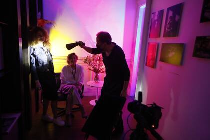 En el variado recorrido por la feria es posible posar ante las cámaras de Arturo Aguiar y Nahuel Alfonso en el stand de Arte-online.net y llevarse un retrato profesional por valores que van desde los 40.000 a los 60.000 pesos