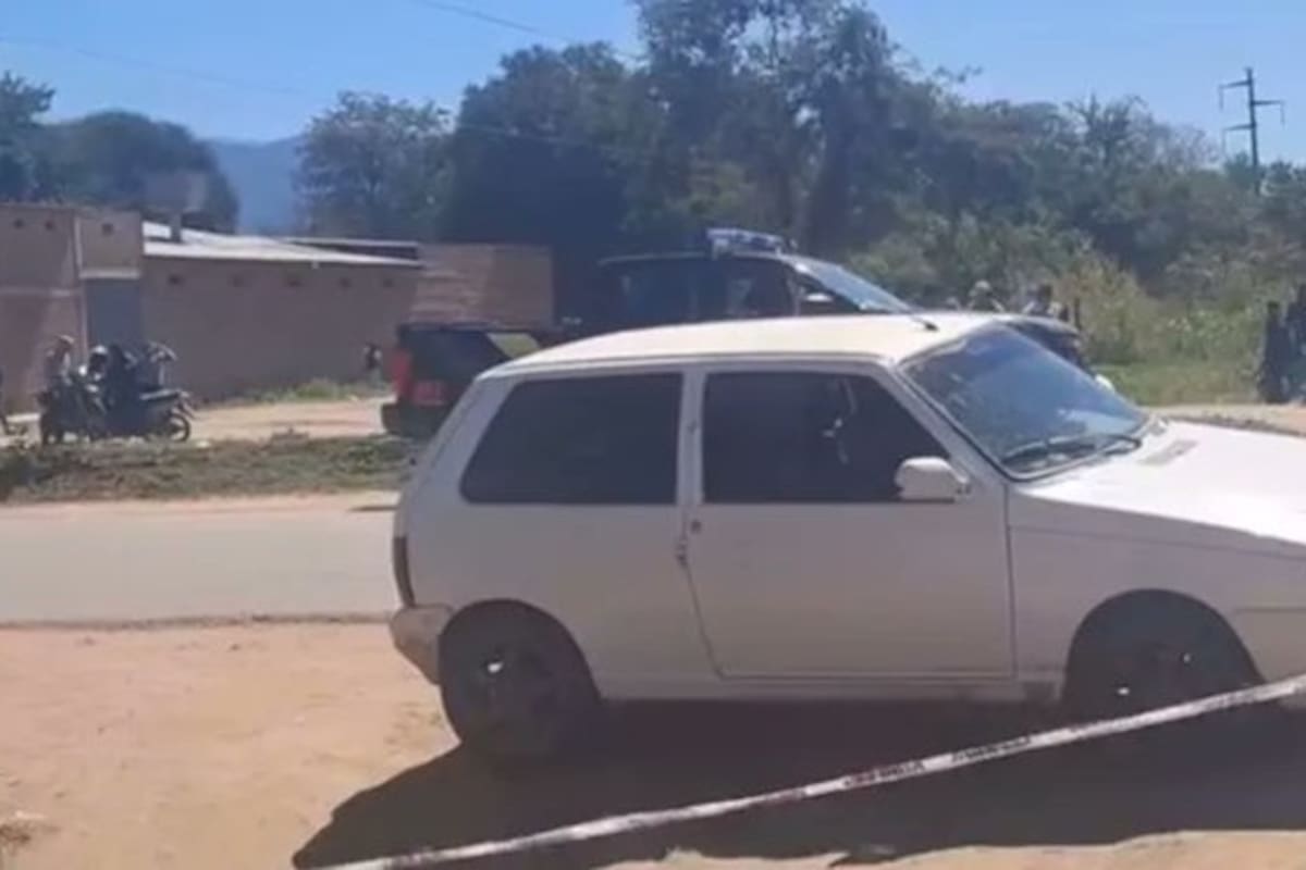 En el vehículo involucrado en la escena, se encontró un hombre ensangrentado y sin vida.