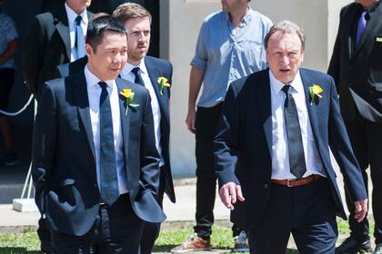 En el velatorio de Emiliano Sala en Progreso, Ken Choo CEO y Neil Warnock DT de Cardiff
