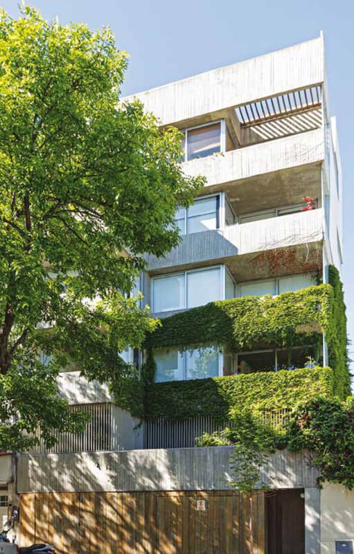 En el vértice de una manzana triangular de Chacarita se encuentra este edificio proyectado por el estudio Mauas Steinberg Beauchamp Asociados.