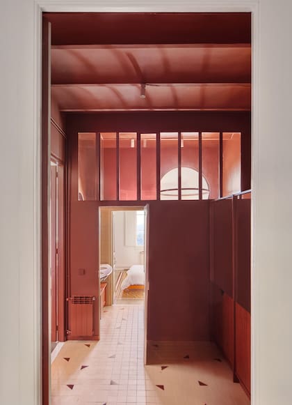 En el vestidor ubicaron un ventanal para iluminar ese ambiente que era completamente oscuro.