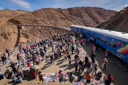 En el Viaducto La Polvorilla los pasajeros suelen descender para contemplar el paisaje desde 3500 metros de altura