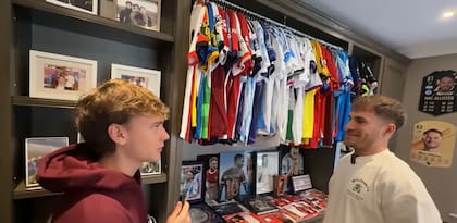 En el video de Agusneta y de Teo D´Elia se puede ver el museo de camisetas de Mac Allister