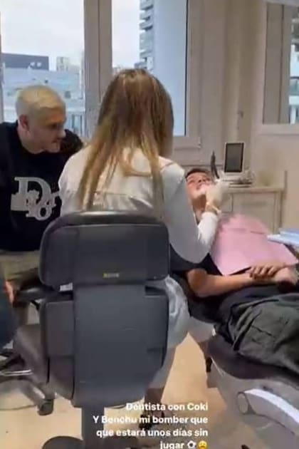 En el video que subió Wanda Nara a sus Instagram aparece Constantino López siendo atendido por la dentista, y, muy cerca, Mauro Icardi