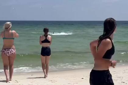 En el video se observa el momento en el que los turistas salen de la playa a toda velocidad