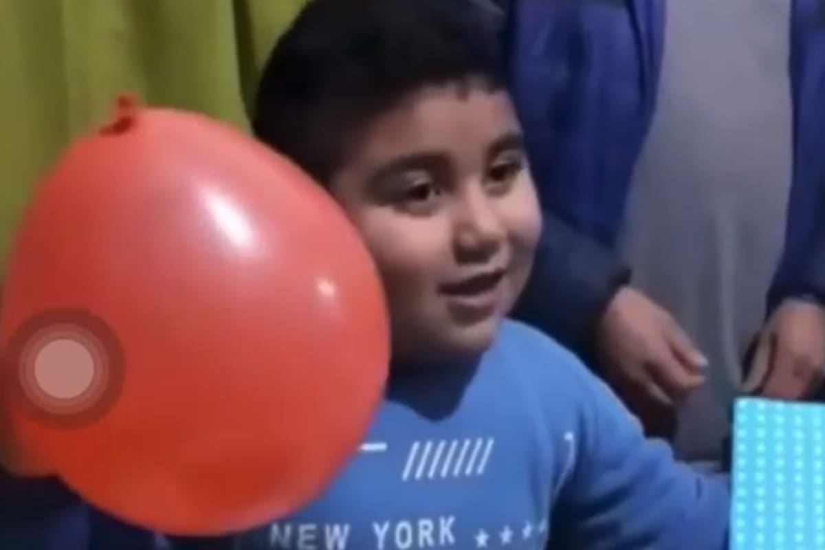 En el video se puede ver a Dieguito emocionado y agradecido con cada uno de sus regalos
