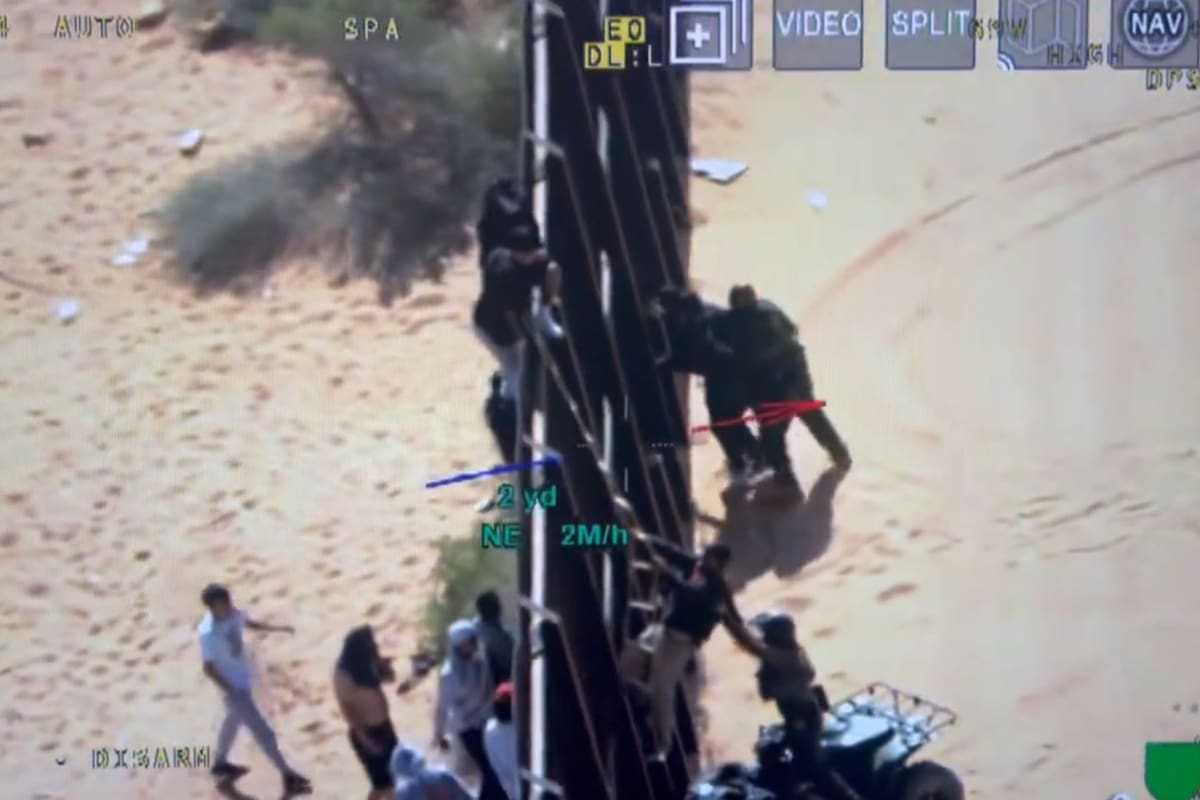 En el video se puede ver cómo la Patrulla fronteriza frena a los inmigrantes que trataban de colarse por arriba del muro