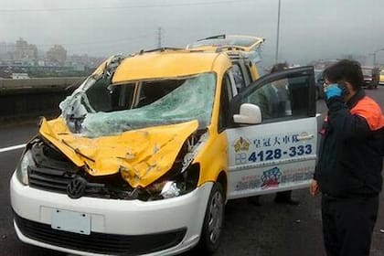 En el video se ve al avión chocar contra el taxi antes de caer al río, el chofer se encuentra en perfecto estado de salud aunque un poco conmocionado