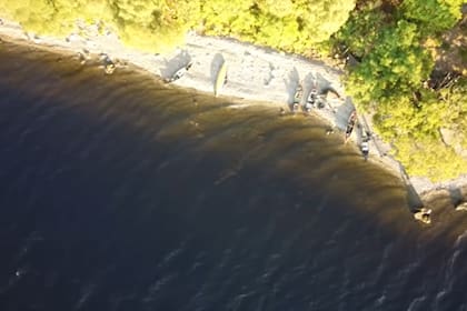 En el video se ve cómo de a poco emerge una extraña figura del lago