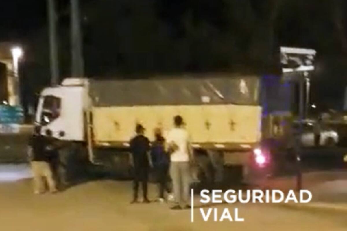 En el video se ve cómo el camión embiste el local; por la antigüedad del edificio, pudo haber sido una tragedia