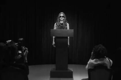 En el videoclip se puede ver a China Suárez en un estrado, participando de una conferencia de prensa, rodeada de periodistas que toman nota y fotos desde sus asientos