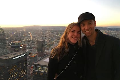 En el Wilshire Grand Center, el edificio más alto de la ciudad, con una vista imponente a Los Ángeles.