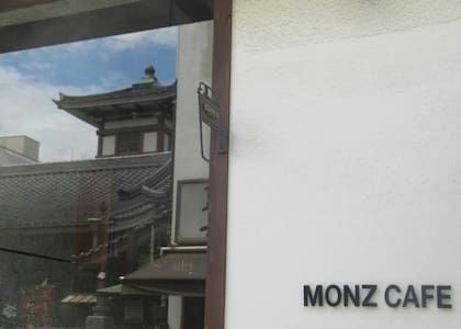 En encuentro muy particular en un café de Tokio