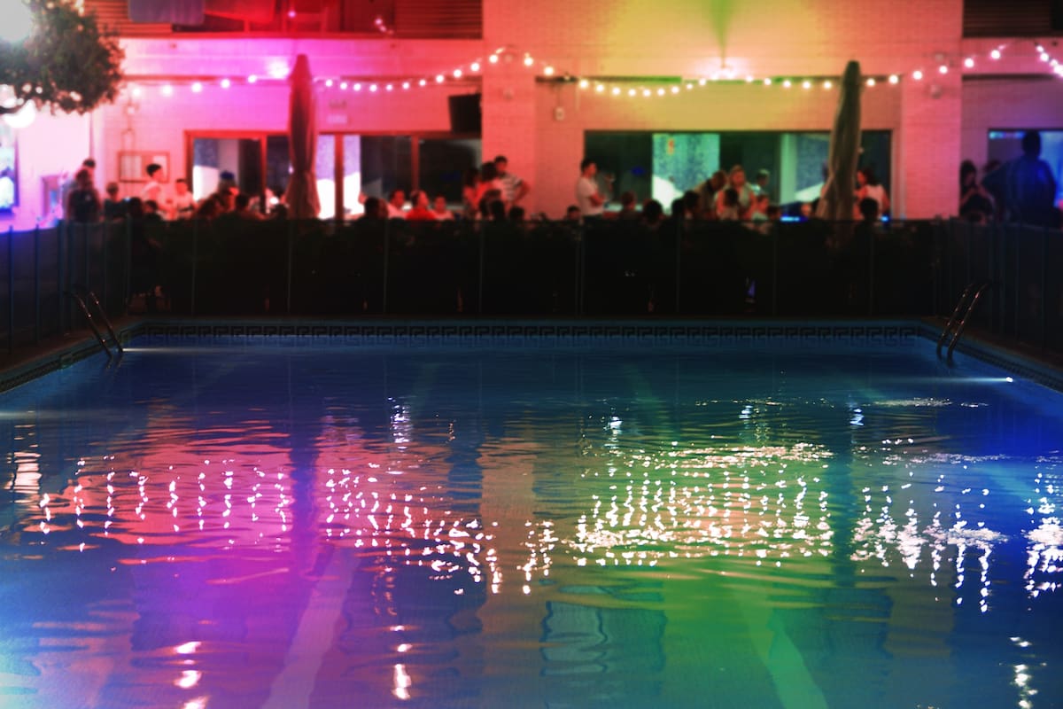 En encuentros discretos con reglas claras, exploran su sexualidad en pareja pero separados