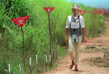 En enero de 1997 la princesa caminó en Angola sobre un terreno cubierto por minas terrestres.